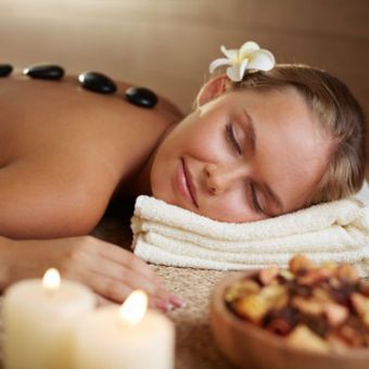 Massage bien-être aux pierres chaudes